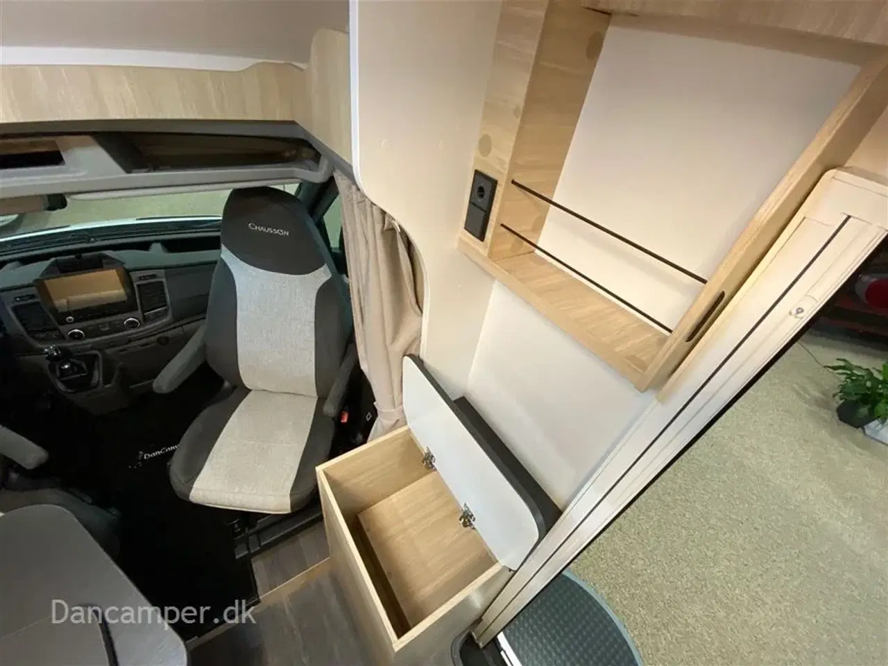 Billede 13 - 2022 - Chausson First Line S514   Smal model med god plads, dobbeltseng og stor fleksibel garage, el trin v/bodelsdør og undervognsbehandlet.