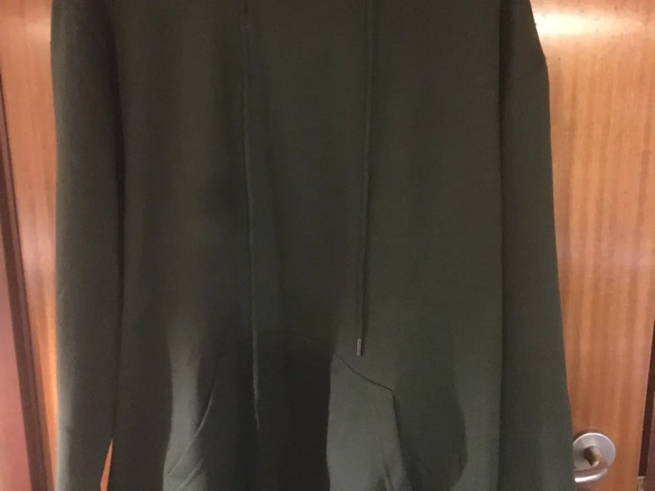 Billede 2 - Olivengrøn Hættetrøje med lomme