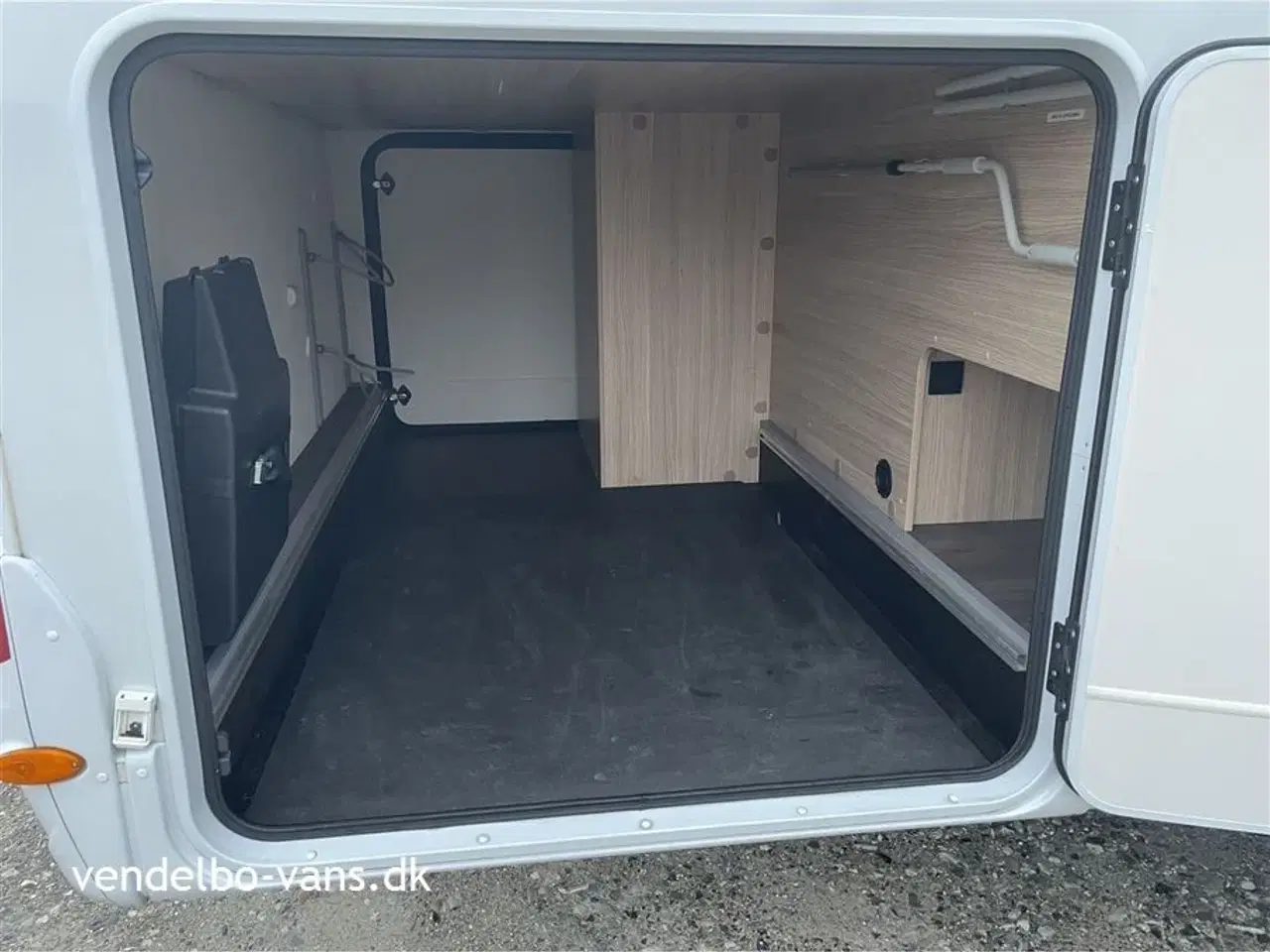 Billede 9 - 2021 - SunLight T 69 L   Quensbed med seperat toilet og bad