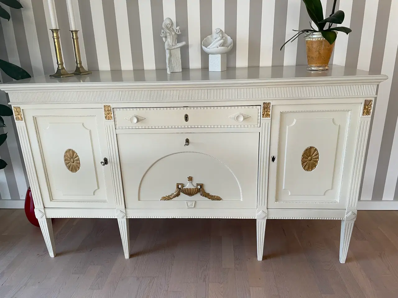 Billede 2 - Antik rokoko spisebord og skænke.