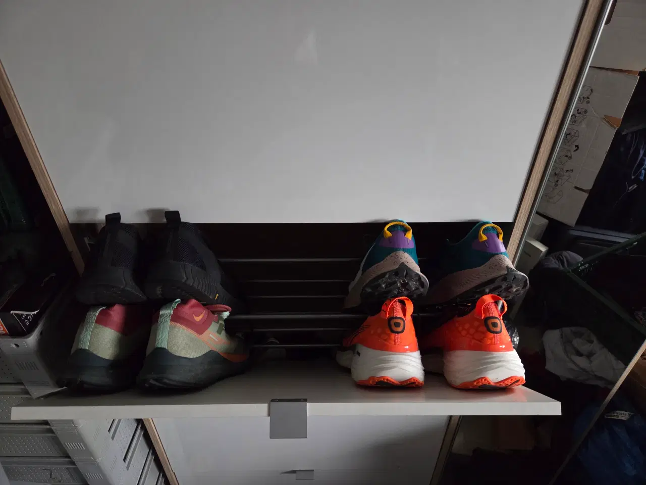 Billede 2 - Rummelig skoskab med spejl og plads til 24 par sko