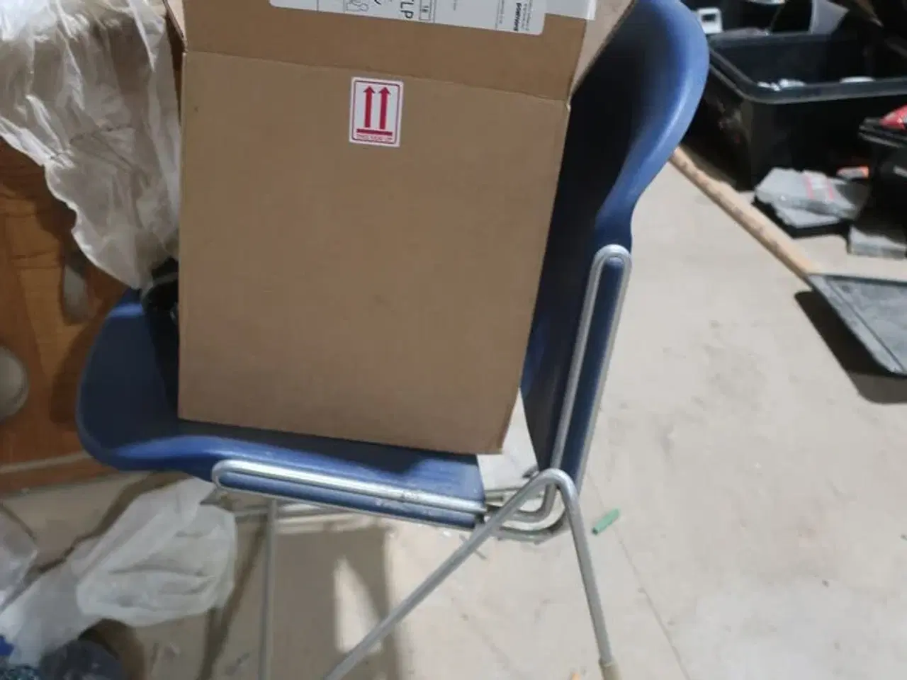 Billede 7 - Bord med div. Værktøj og varelager