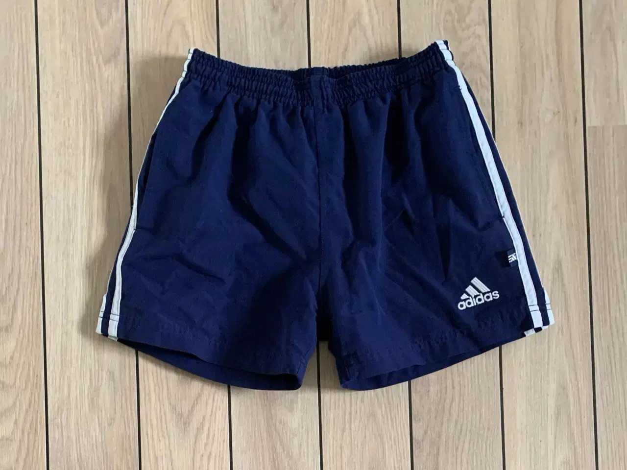 Billede 4 - Adidas shorts str. 140 i navy Adidas 3 stripes