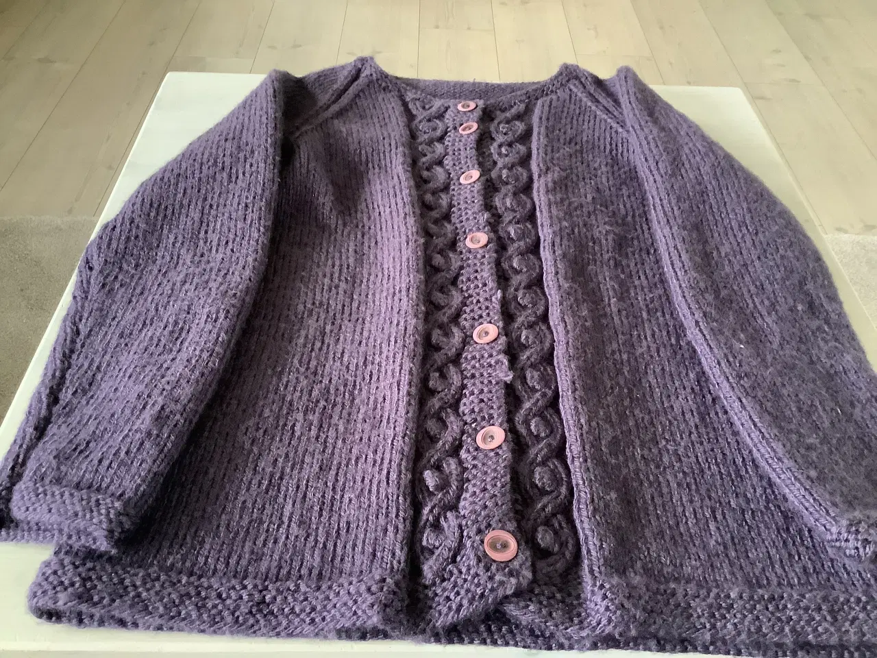 Billede 1 - Håndstrikket lilla cardigan str M og barn str3 år