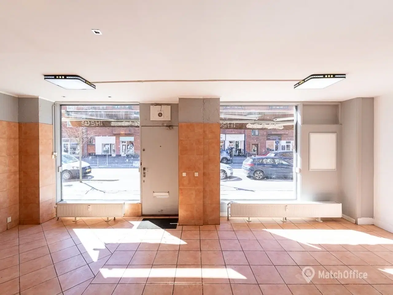 Billede 2 - UDLEJES: Butik med stort facadeparti. åben planløsning og mange muligheder