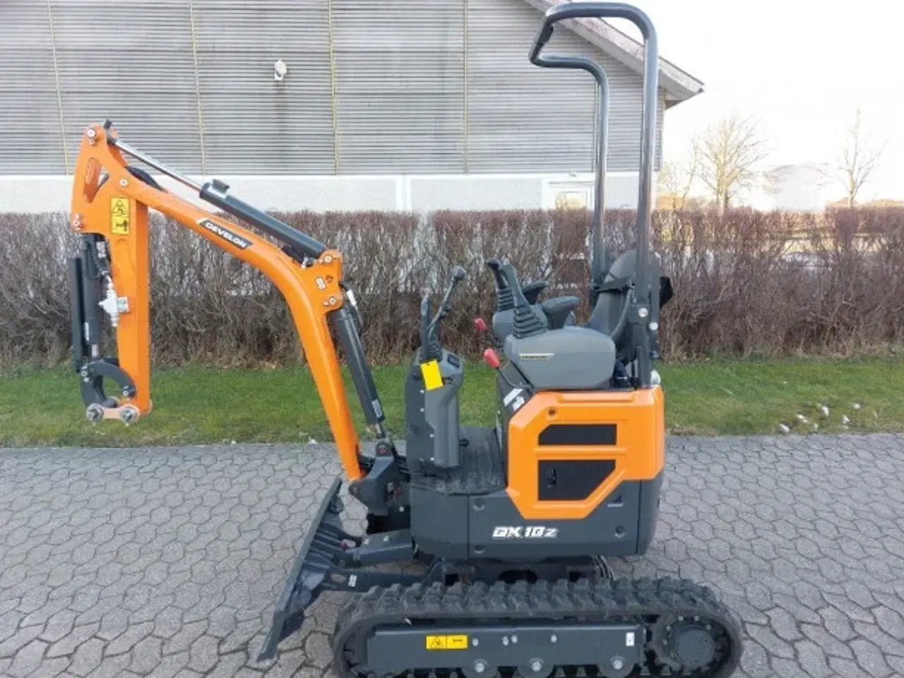 Billede 4 - Fabriksny Develon DX10-7 med 3 stk. skovle og mekanisk hurtigskifte