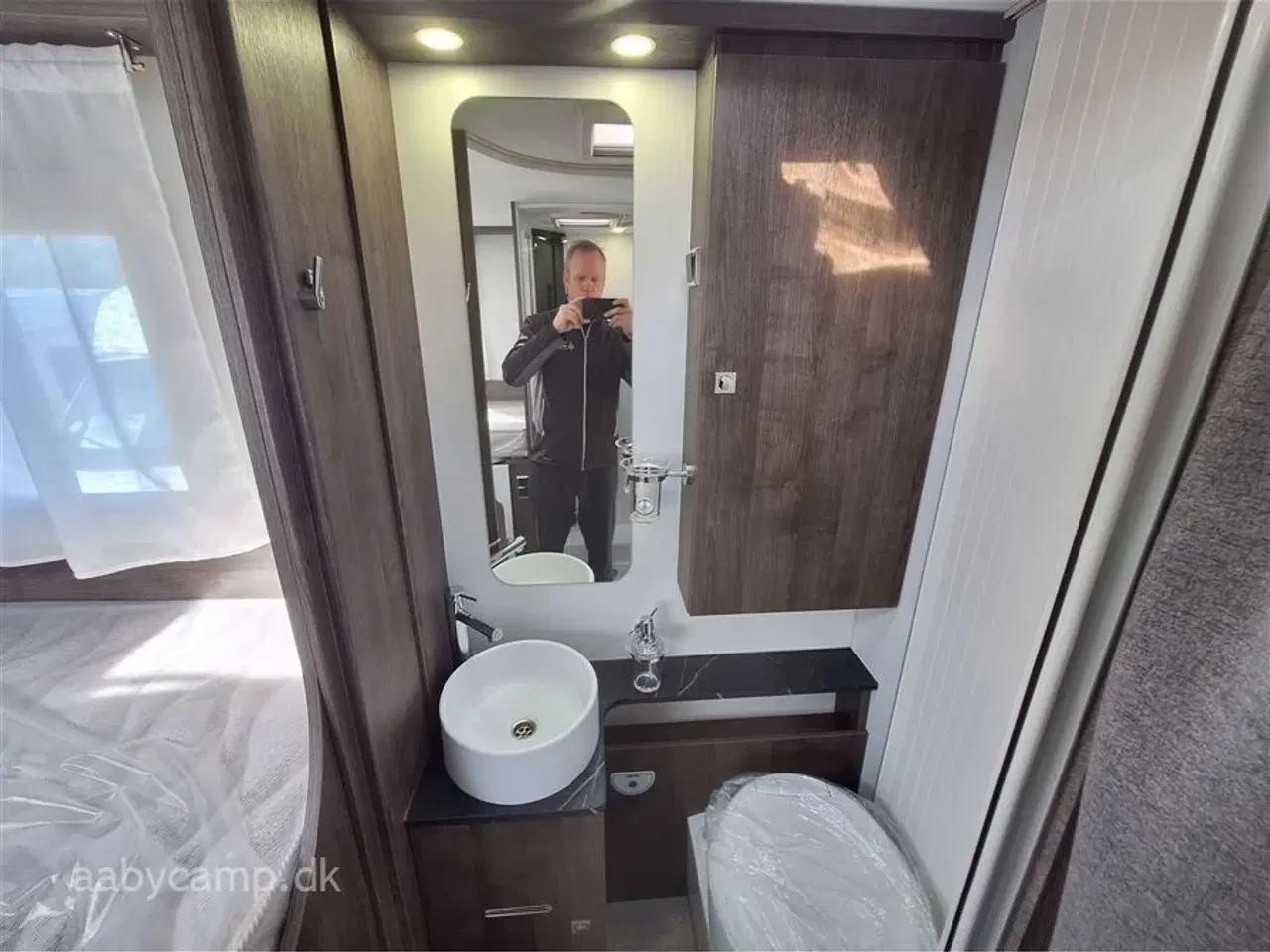 Billede 18 - 2025 - Benimar Tessoro 463 UP   Solcelle. markise. tv. 5 selepladser. batteri. helårsdæk. p-sensor for og bag. Bakkamera.