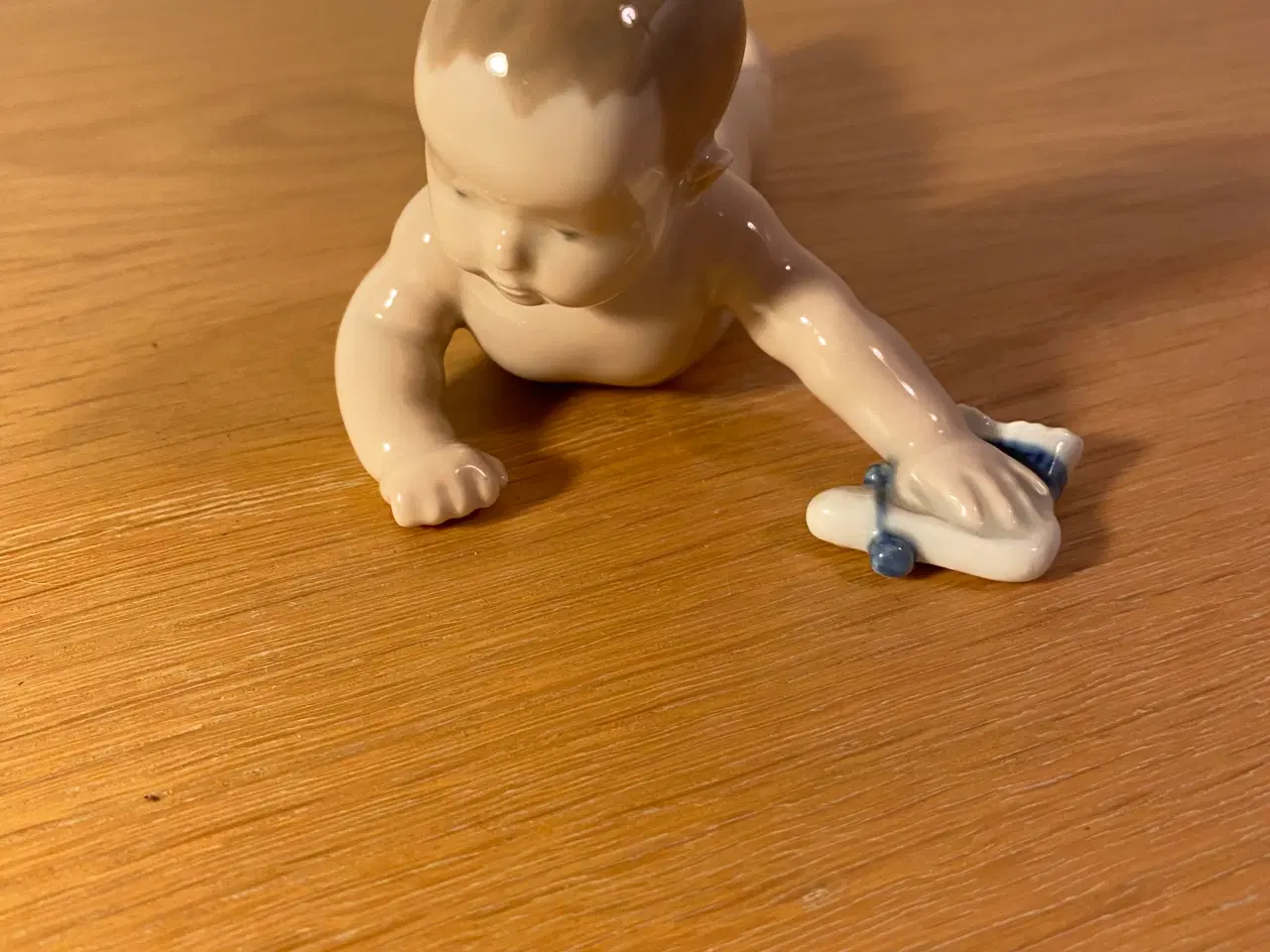 Billede 2 - Royal Copenhagen kravlende barn med sok 1739