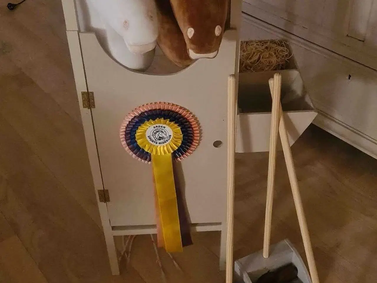 Billede 1 - Kæphest med stald 