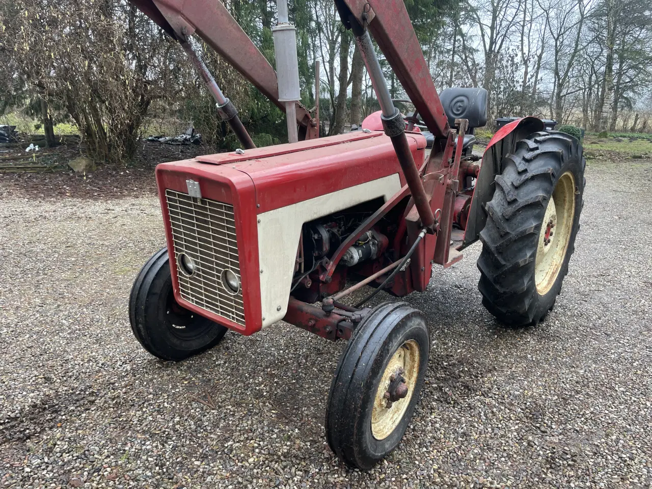 Billede 1 - Fin IH 434 med frontlæsser.