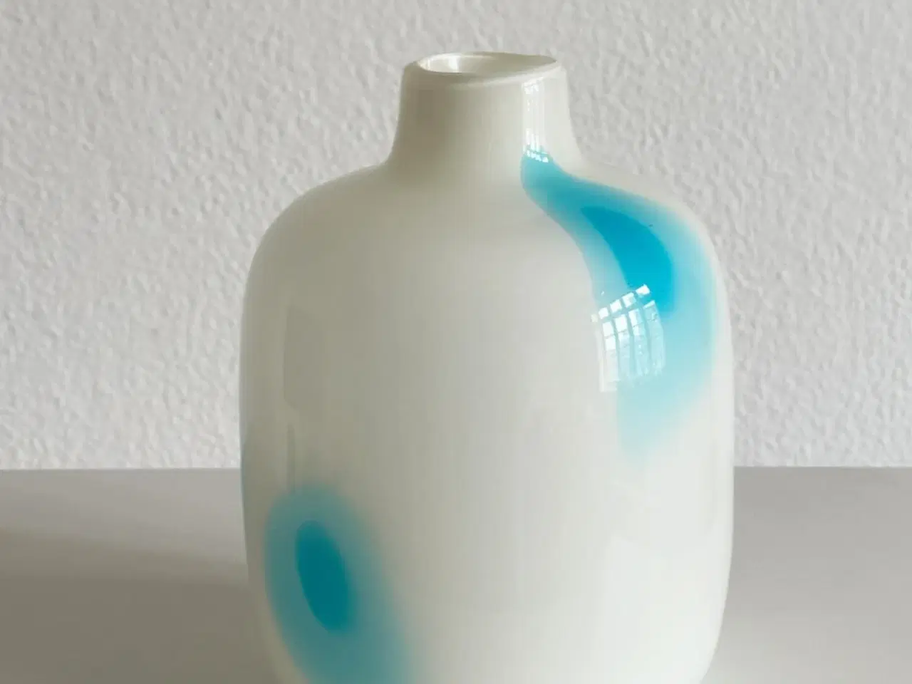 Billede 5 - Stor glasvase, hvid m blå prikker