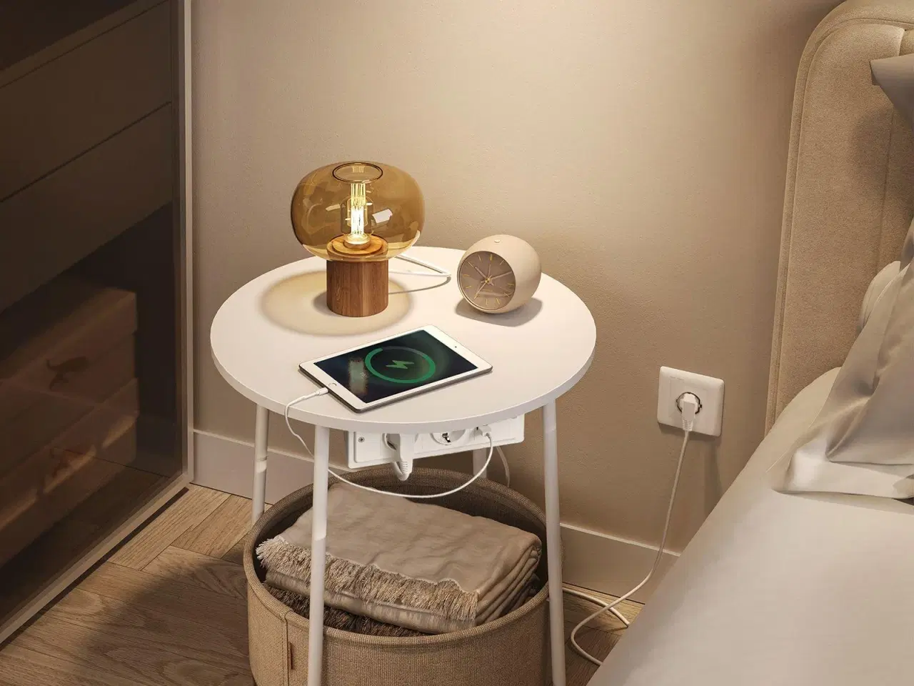 Billede 3 - Sofabord rundt sidebord med stofkurv og strømudtag, mat hvid/kamelbrun