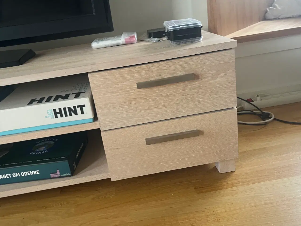 Billede 6 - TV-bord med skuffer og hylder