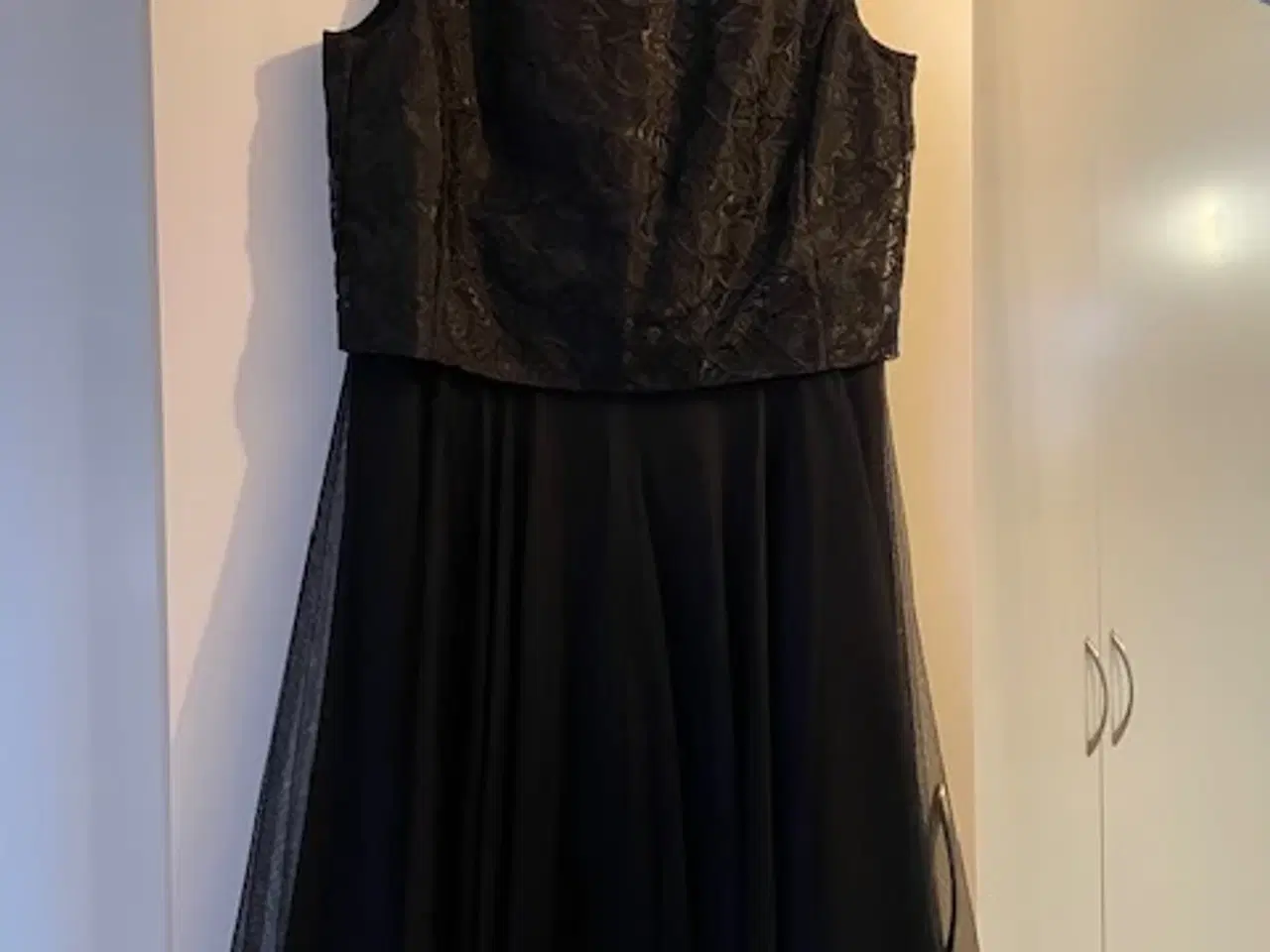 Billede 1 - Sort kjole med tylskørt fra Esprit.