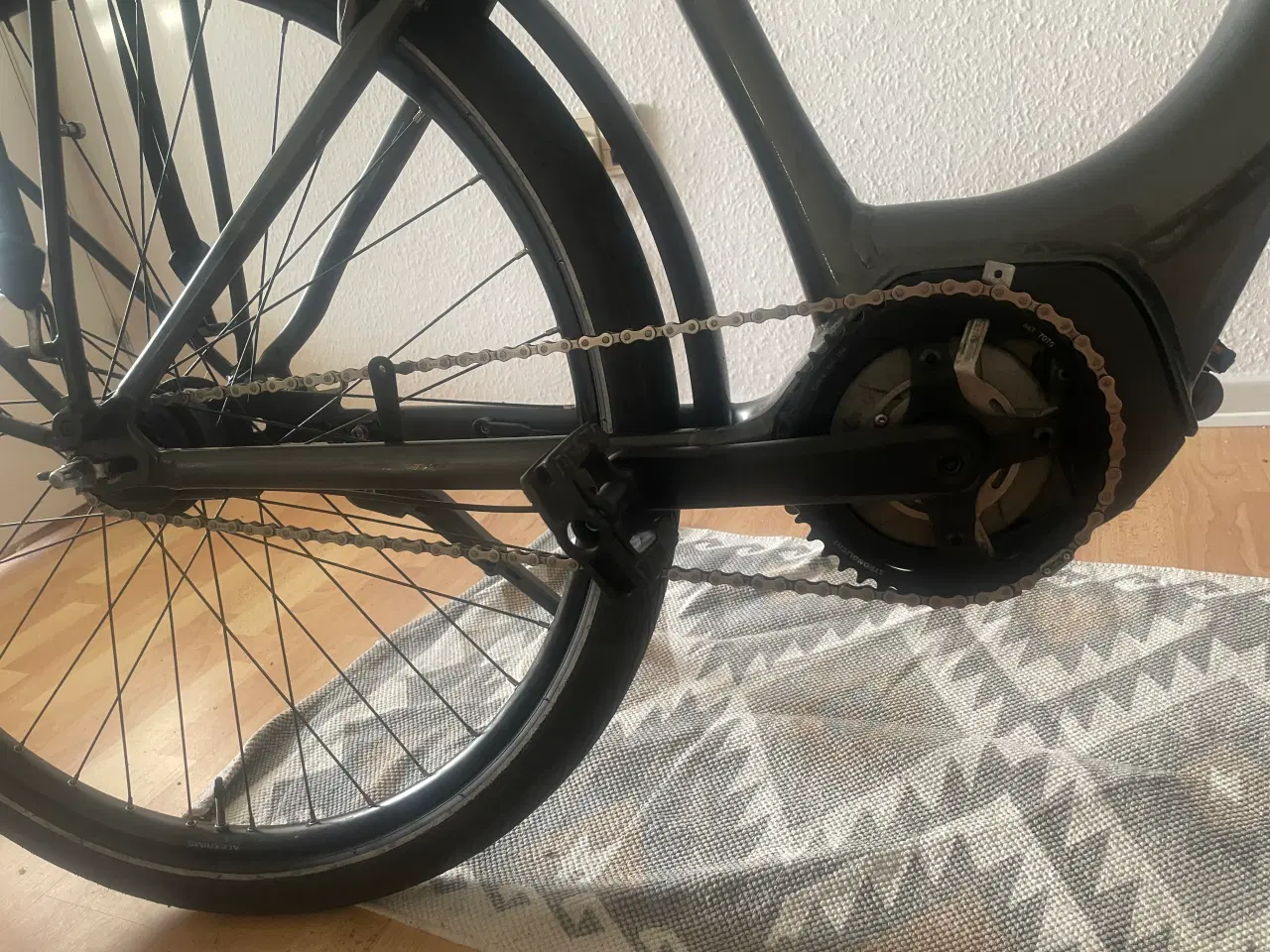 Billede 5 - Elcykel Trek District+ 1C - Grey L (500Wh) 