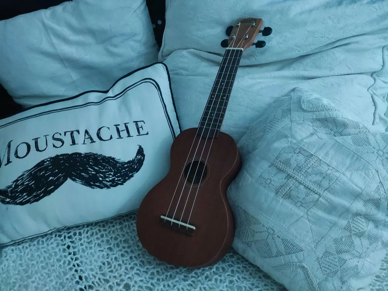 Billede 1 - CNB ukulele med taske