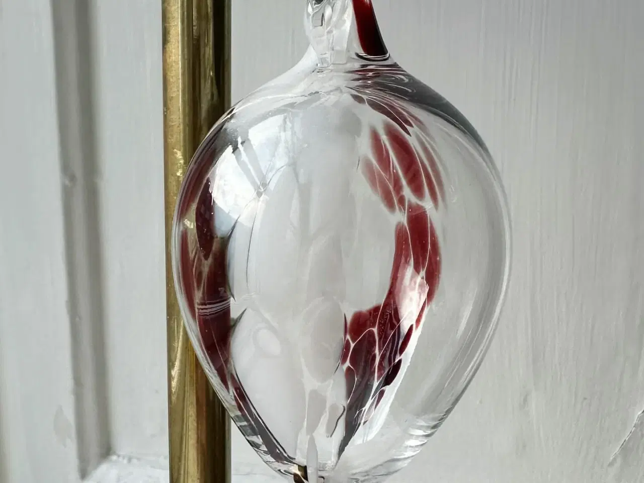 Billede 3 - Håndlavet glasornament, klar m rød og hvid melering