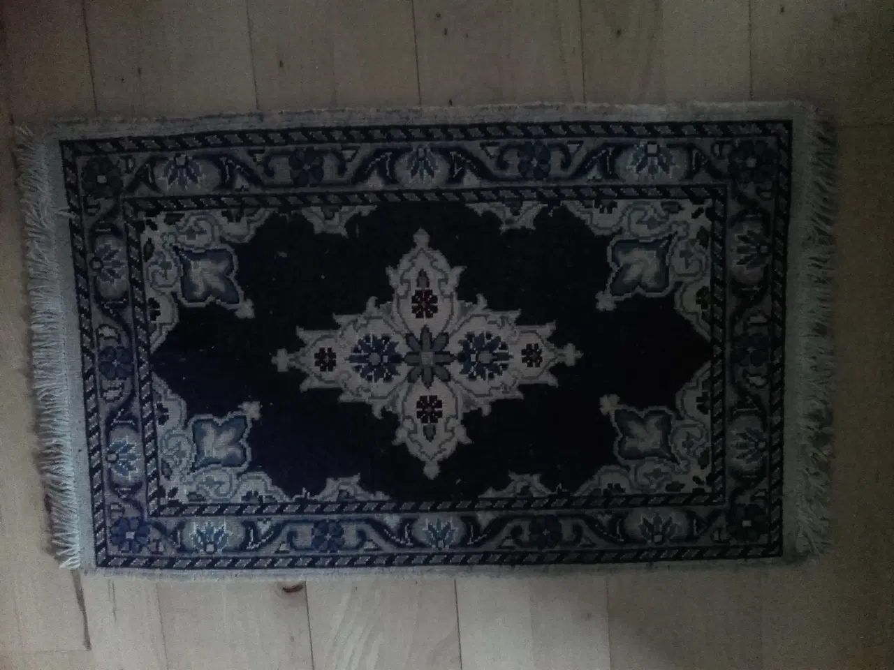 Billede 2 - ÆGTE HÅNDLAVET TÆPPE 65 X 40