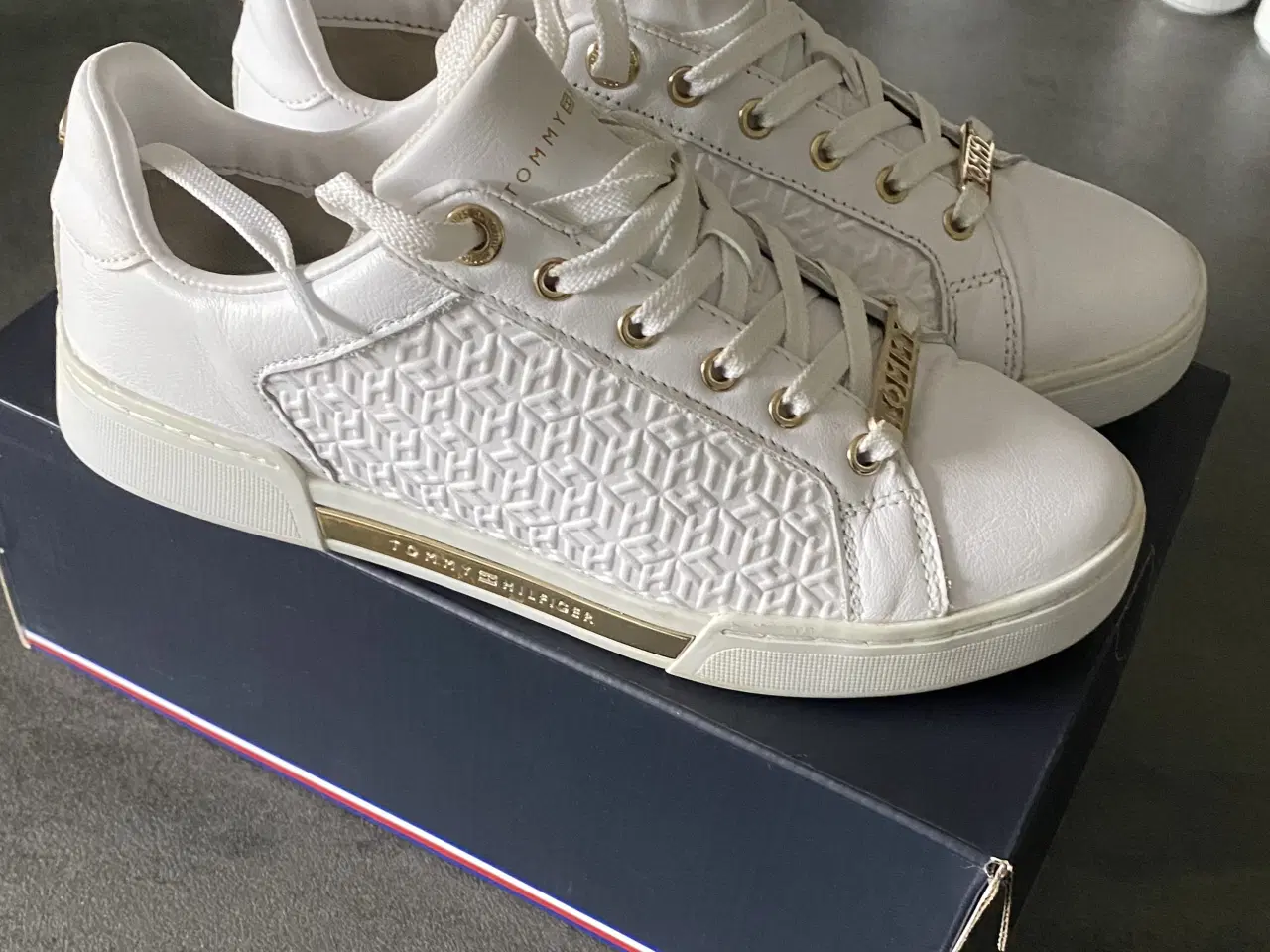 Billede 4 - Super fede sneakers med guld detaljer😍🤗