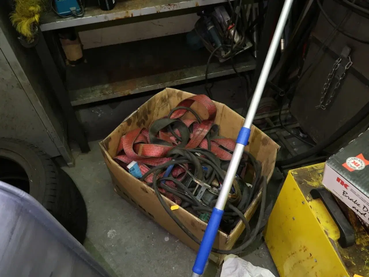 Billede 4 - Reol med indhold