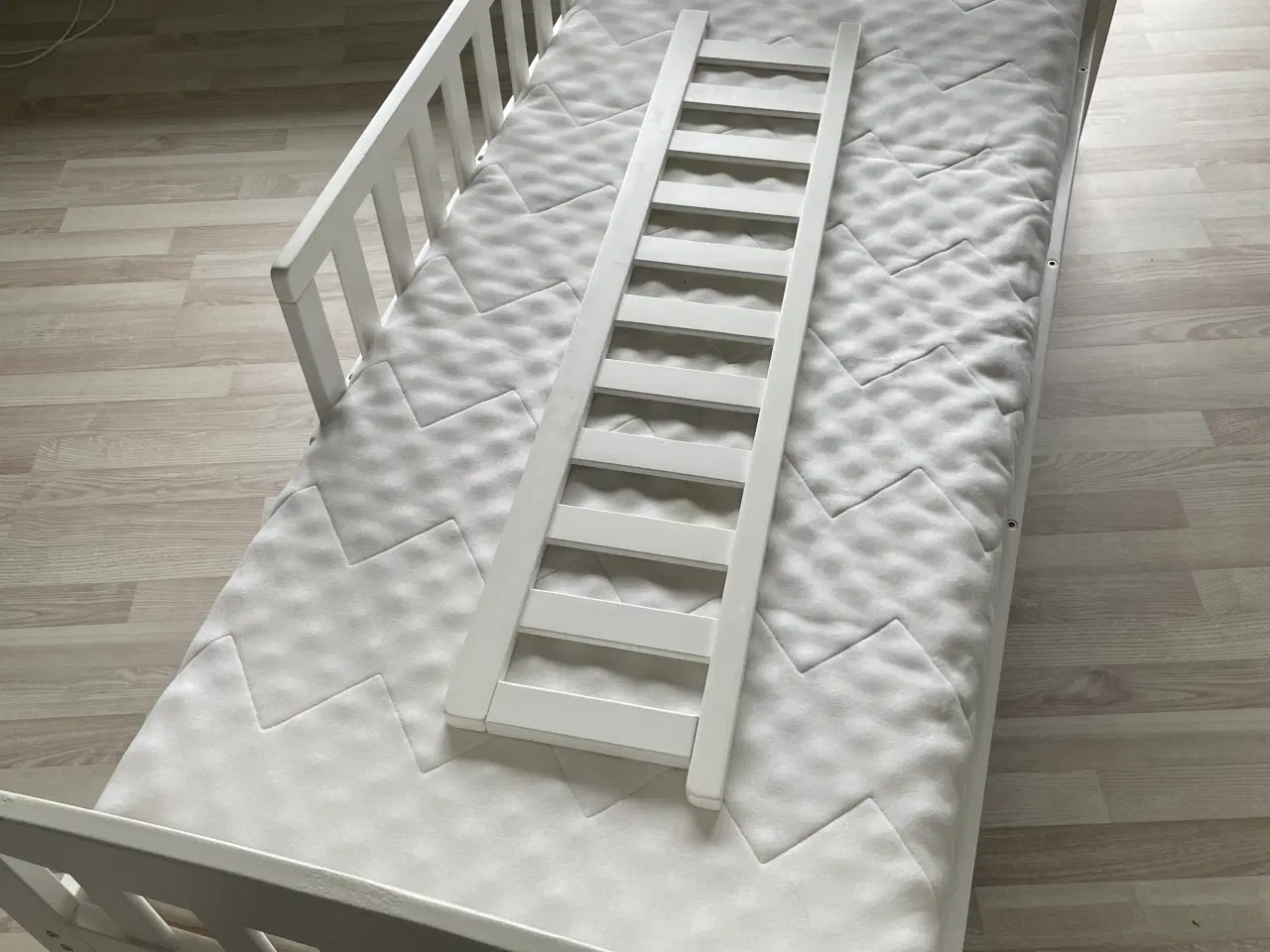 Billede 10 - To juniorsenge med madras