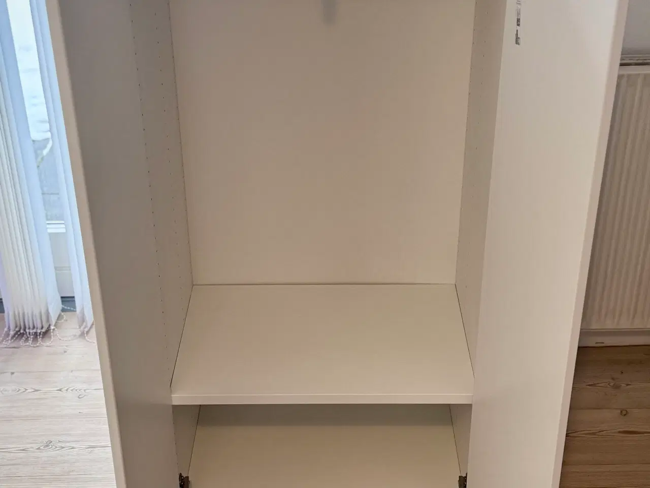 Billede 7 - Næsten nyt børneskab med bøjlestang