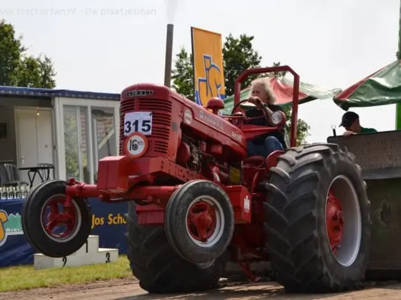 Billede 1 - Traktor  farmall H eller BMD KØBES