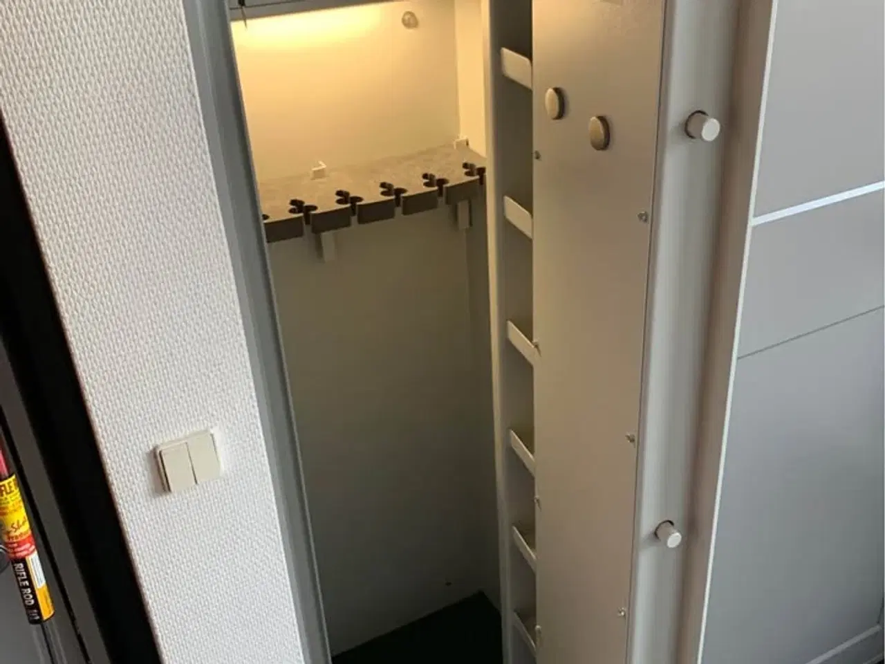 Billede 2 - Våbenskab