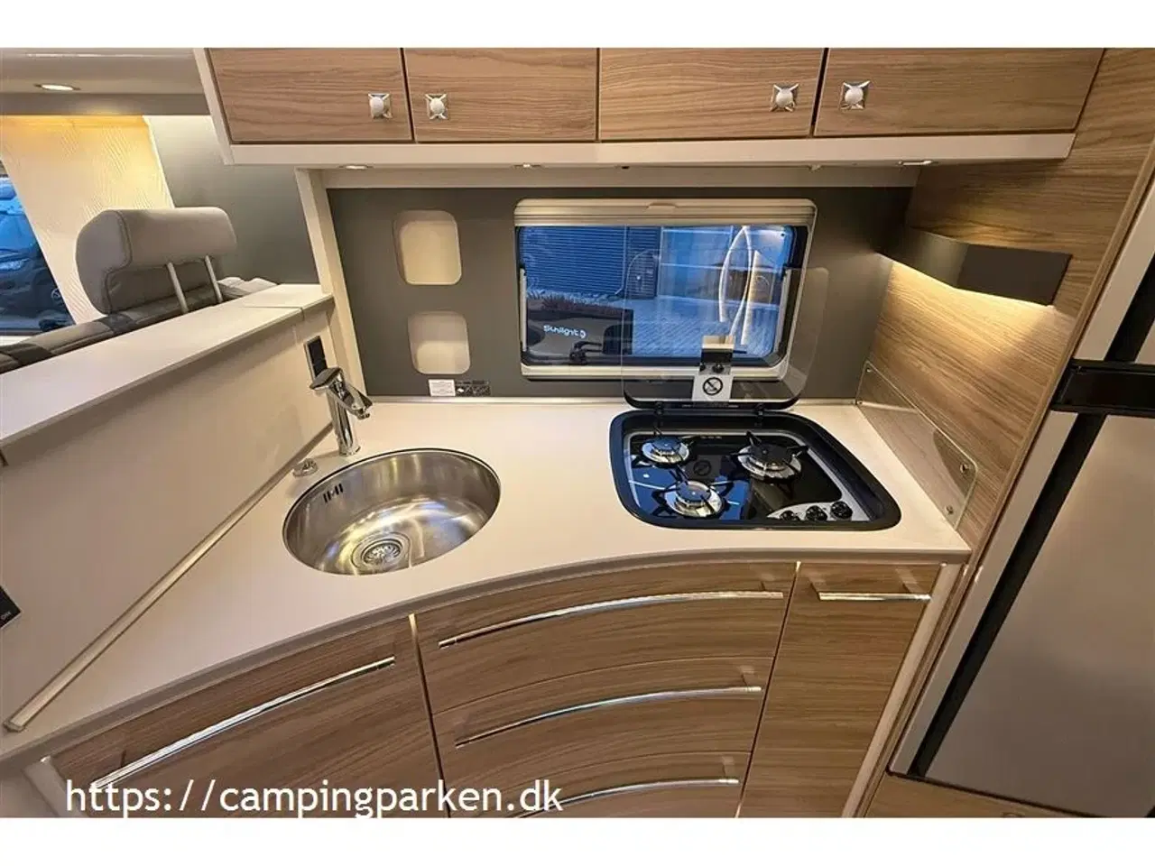 Billede 9 - 2026 - Dethleffs Den ultimative helårsbolig med loungesiddegruppe og gourmetkøkken