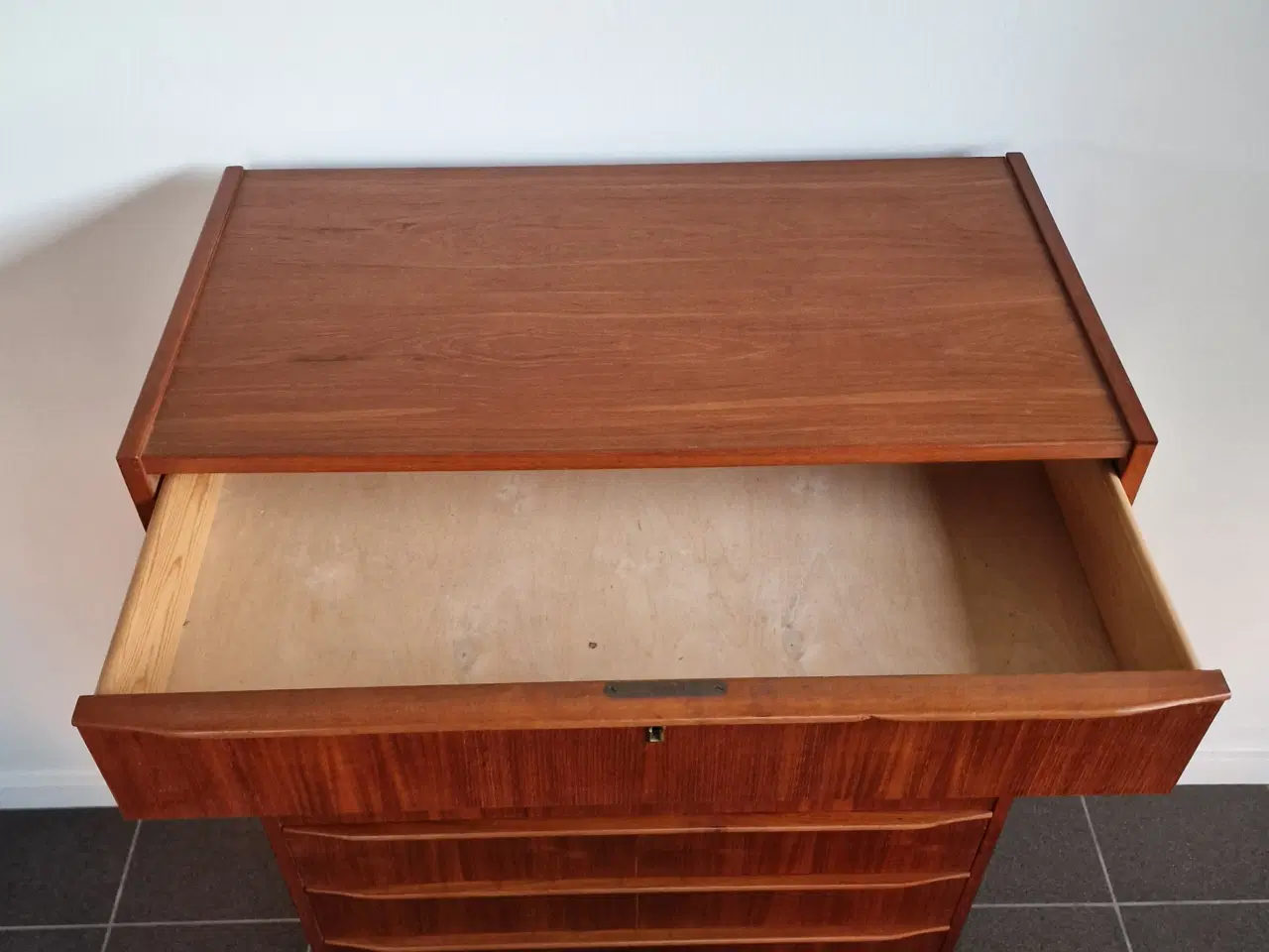 Billede 6 - Flot stilren "tallboy" kommode