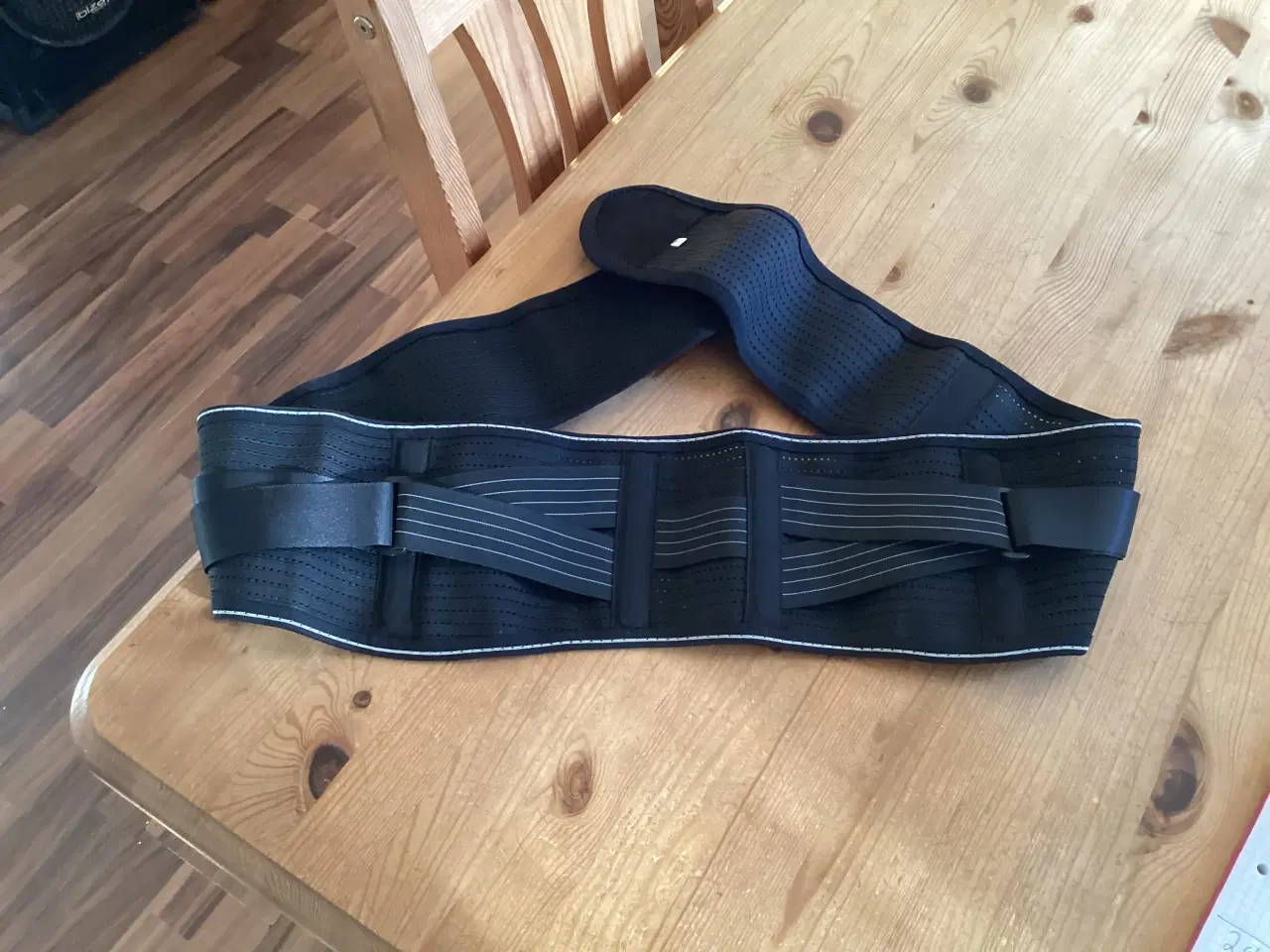 Billede 1 - Ryg Bælte, Fodbold Benskinner, Nakkepude,Termomete