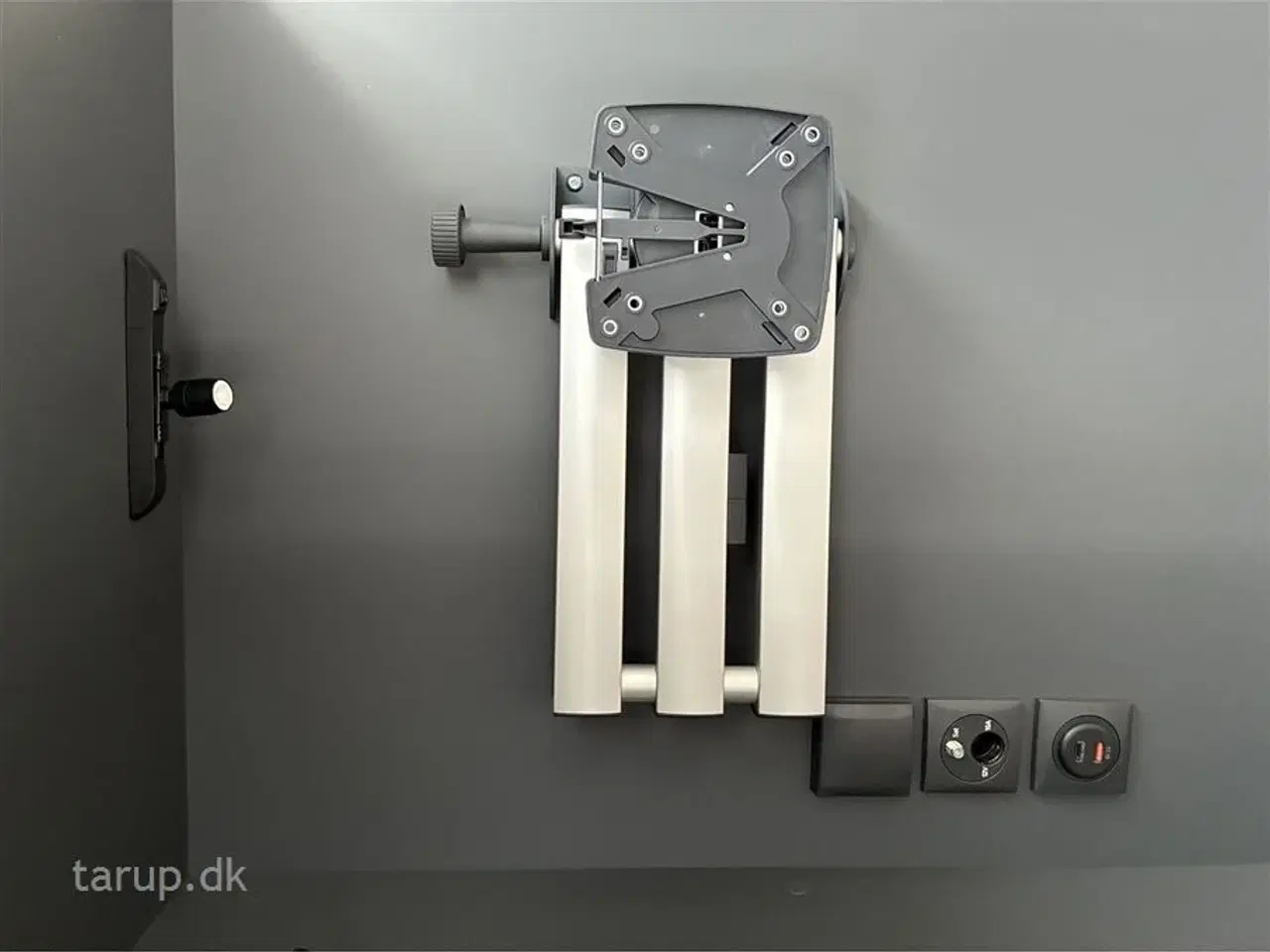 Billede 12 - 2026 - Adria Adora 522 UP   Dobbeltsengsvogn, rundsiddegruppe, el-gulv-varme, stort 142L KOMPRESSOR køleskab, TV-holder, stabilisator, Adria Smartbox, glasfibertag