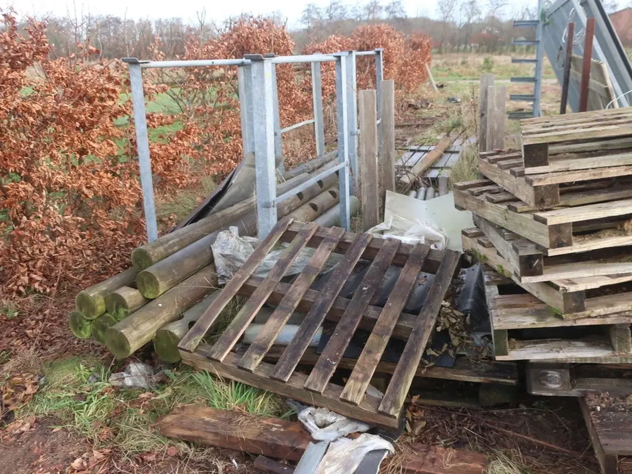 Billede 13 - Div. Barreller med træ, tagplader, stolper m.m.