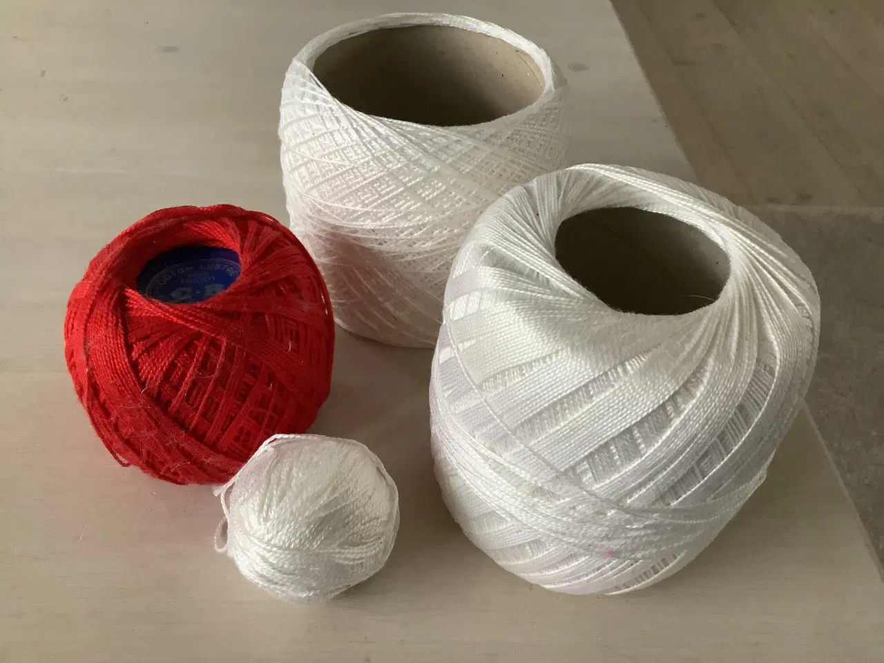 Billede 1 - Hæklegarn i rød og hvid bomuld 