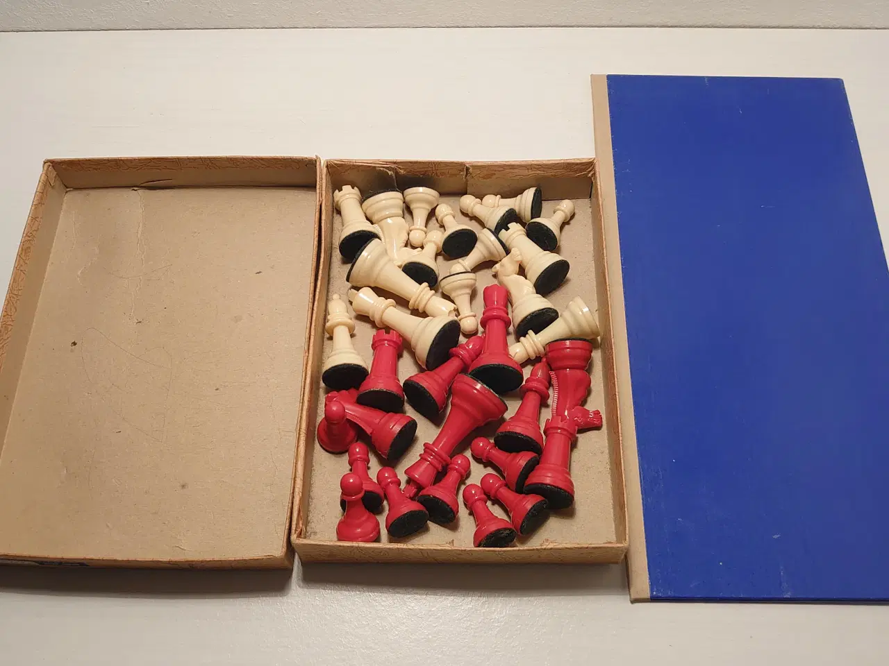 Billede 4 - Skakspil med plasticbrikker samt plade mrk. CES.