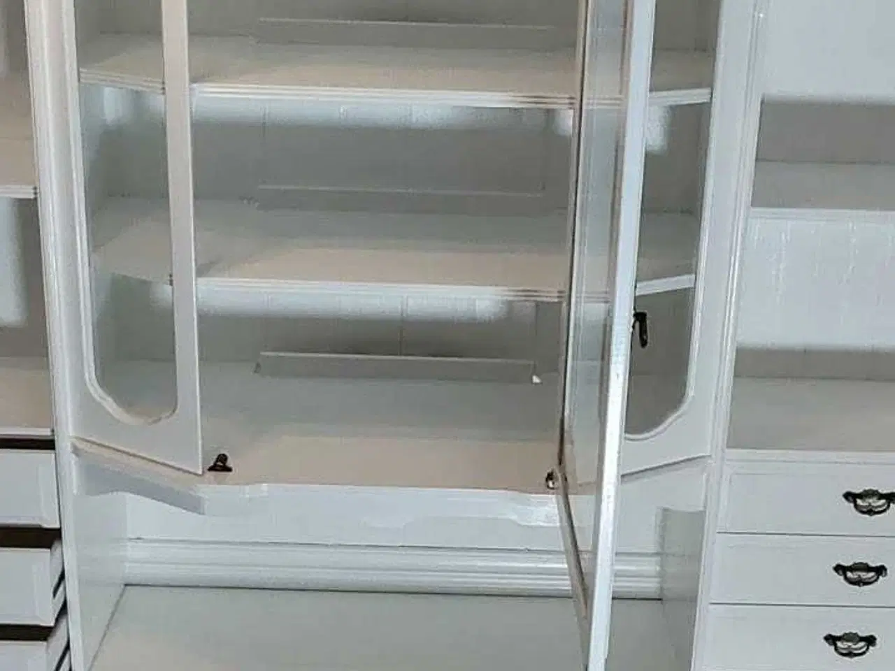 Billede 10 - Ny malet vitrineskab 