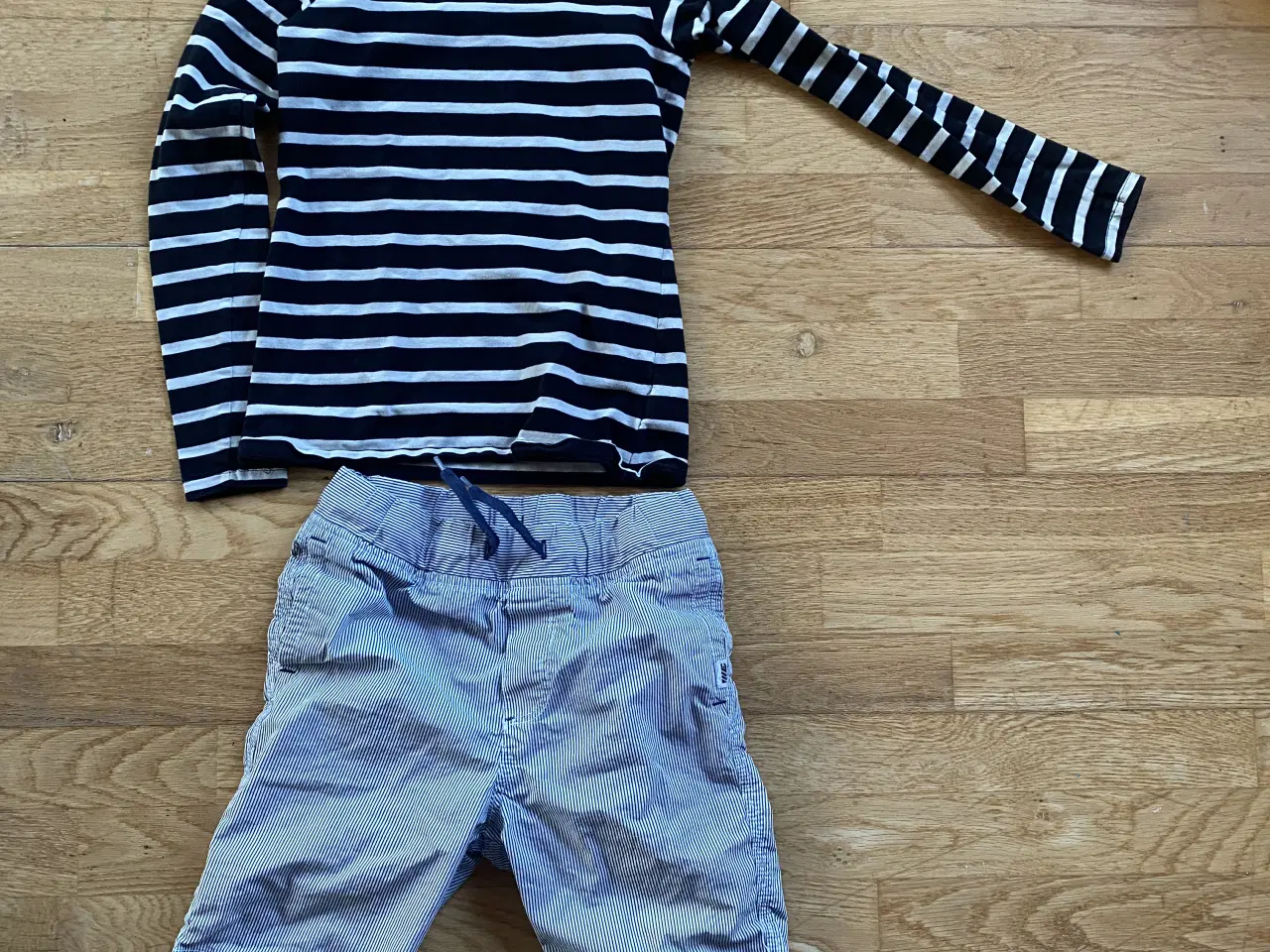 Billede 4 - Fodboldtrøjer mm str 10-12