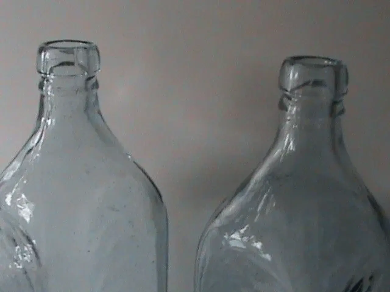 Billede 2 - To antikke firkantede glas flasker