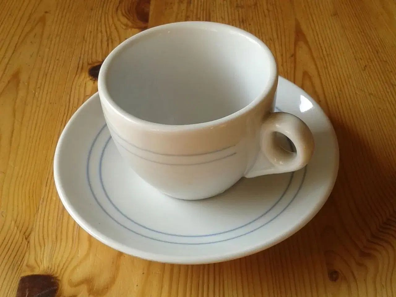 Billede 1 - Gl. kaffekop, lige til tallerkenrækken