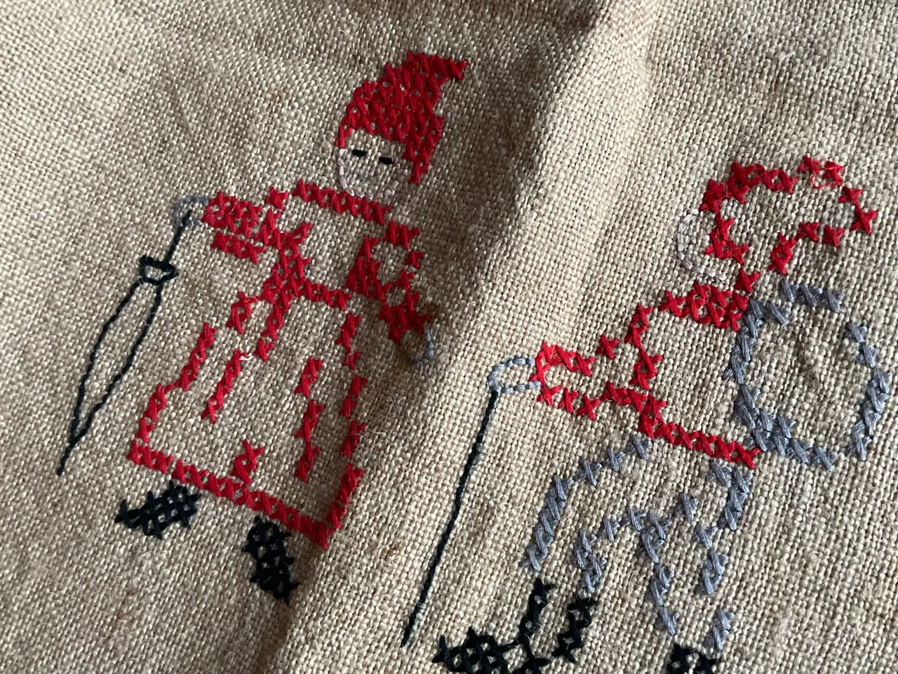 Billede 2 - Håndbroderet juletræstæppe 