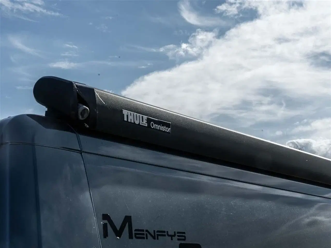 Billede 24 - 2020 - McLouis Menfys Van 04 Prestige Van med langsgående senge og fyldt med udstyr