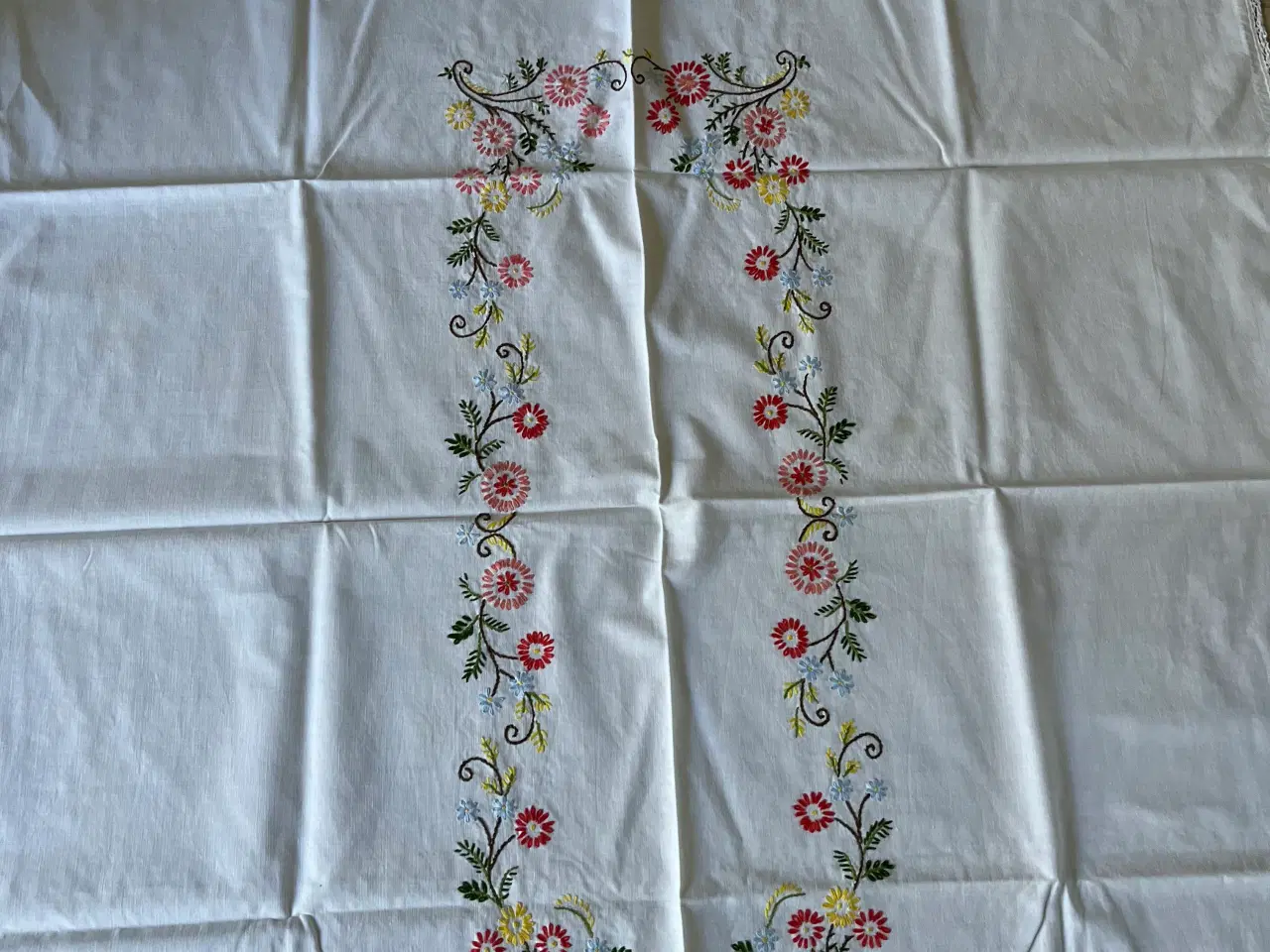 Billede 6 - Dug med broderi