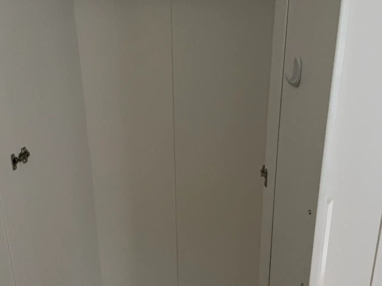 Billede 2 - Gratis garderobe skab. 5 år gammelt