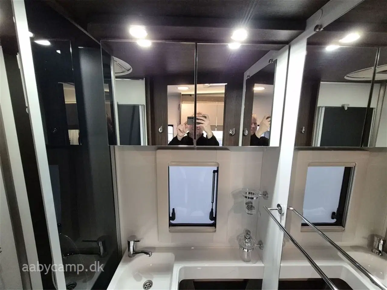 Billede 18 - 2021 - Benimar Sport 323 NK   Den Perfekte Familie camper. NK pakke. automatgear. solceller. 2x lithium batteri. 2000w inverter. Bemærk kun 20,000 Km !!!!