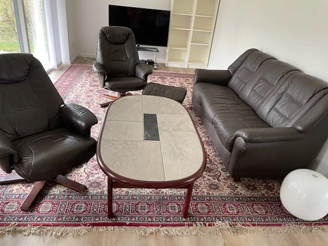 Billede 1 - Flot lædersofa, 2 stole på drejefod og bord