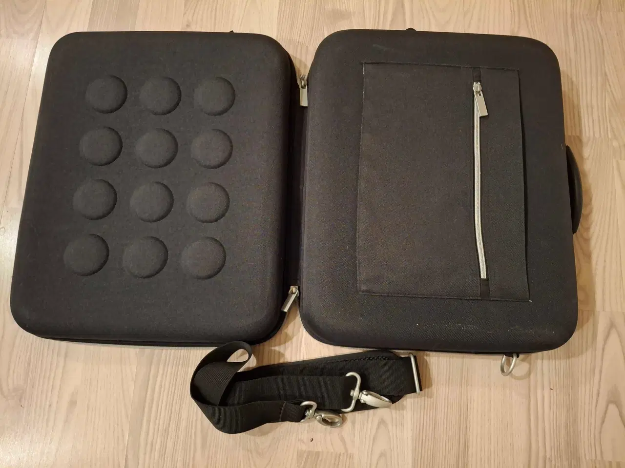 Billede 4 - Let rejsetaske vejer kun 800 gram.