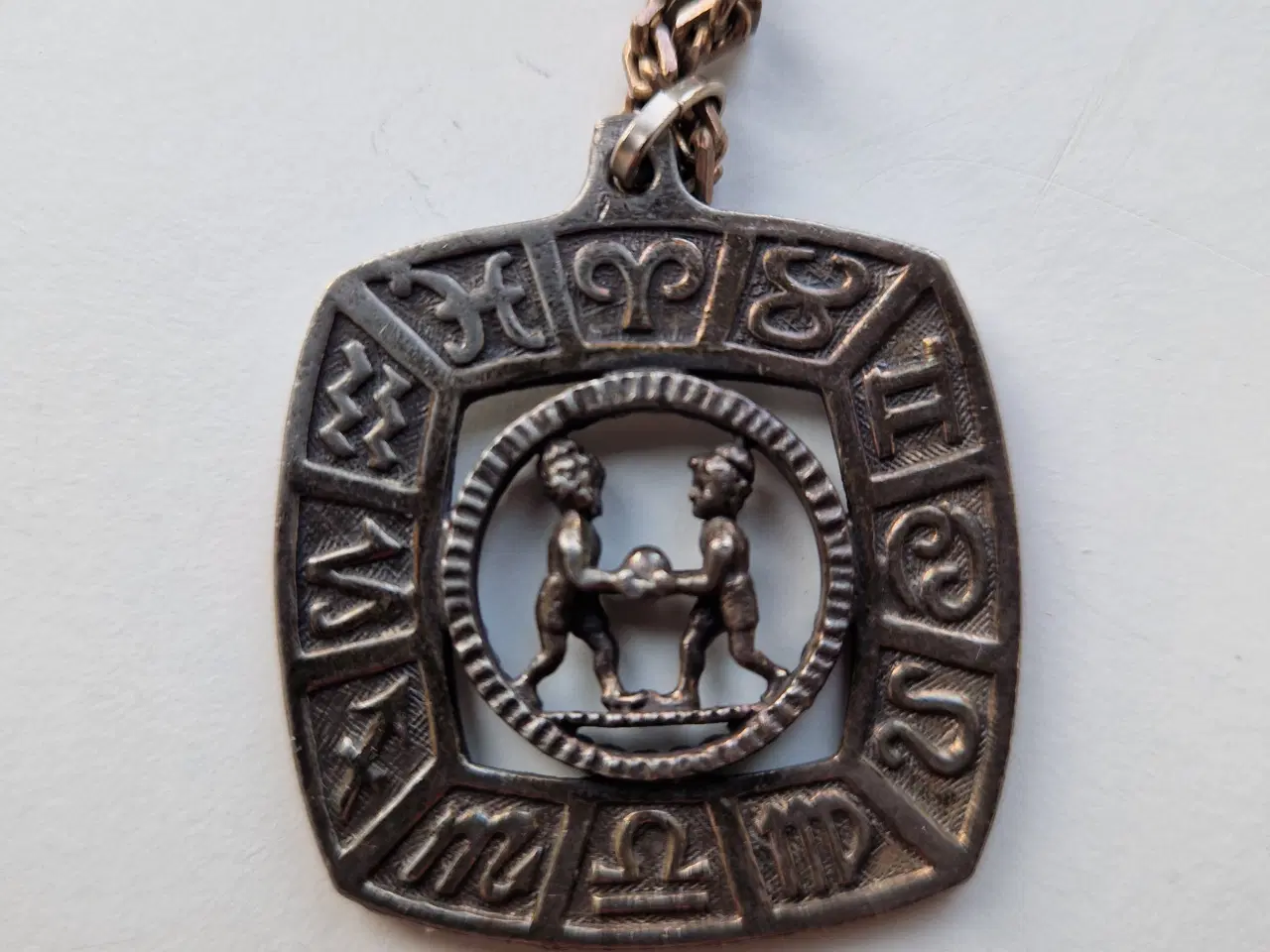 Billede 1 - Kæde med stjernetegn i tin