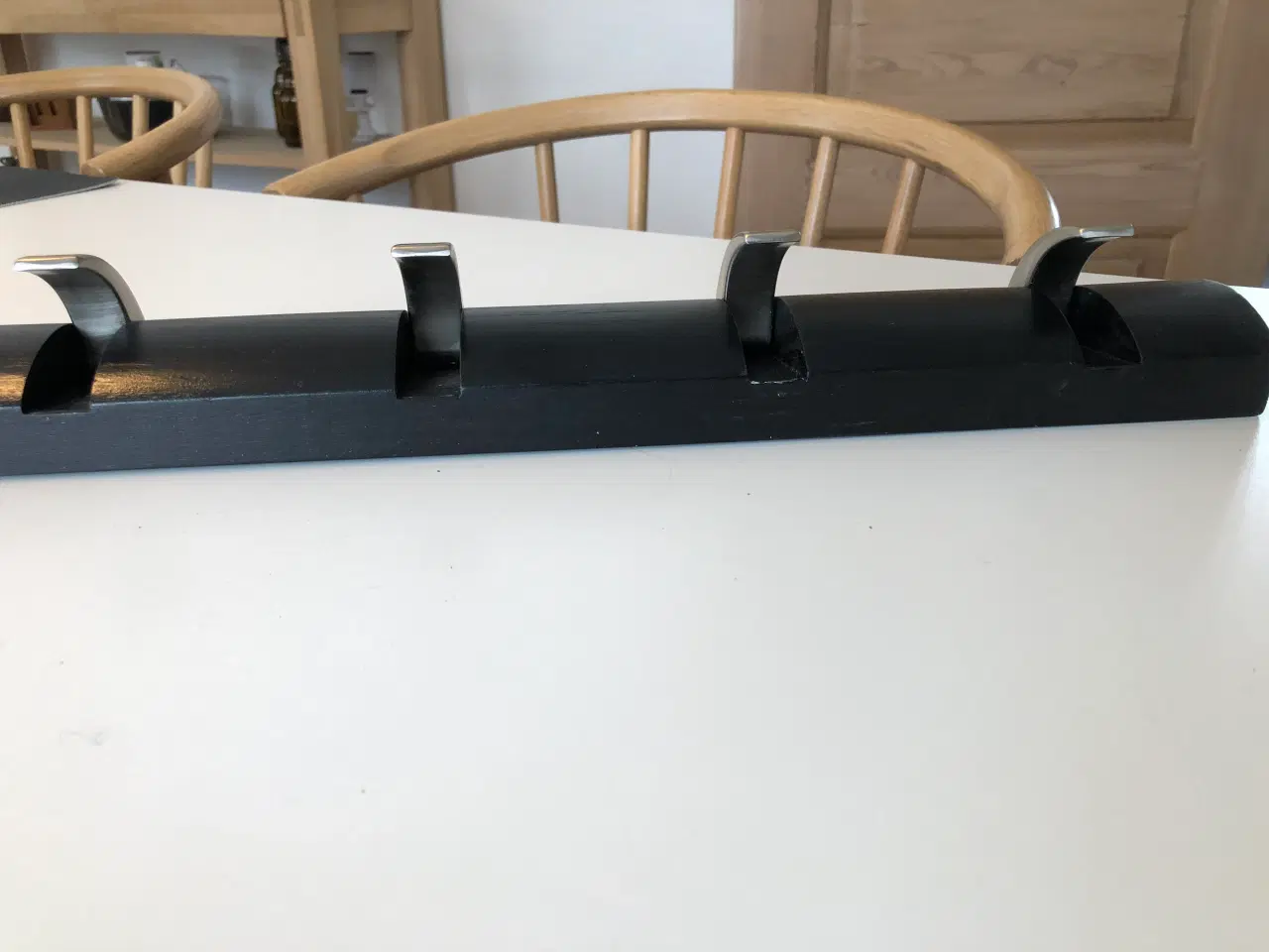 Billede 6 - Knagerække i sort med 4 knager fra Cado