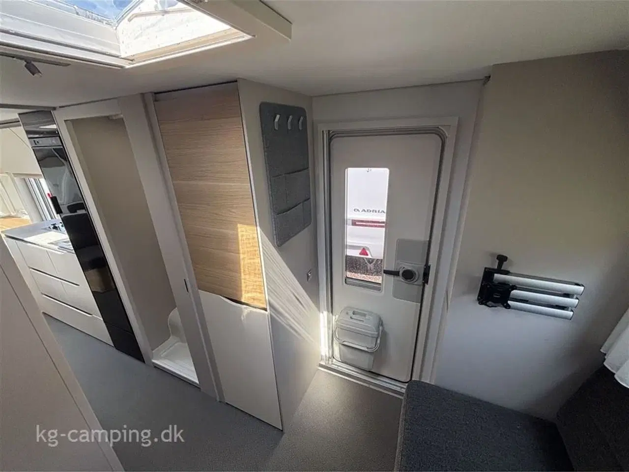 Billede 12 - 2023 - Adria Adora 673 PK Twin   GIV DINE TEENAGERE DERES EGET VÆRELSE I CAMPINGVOGNEN