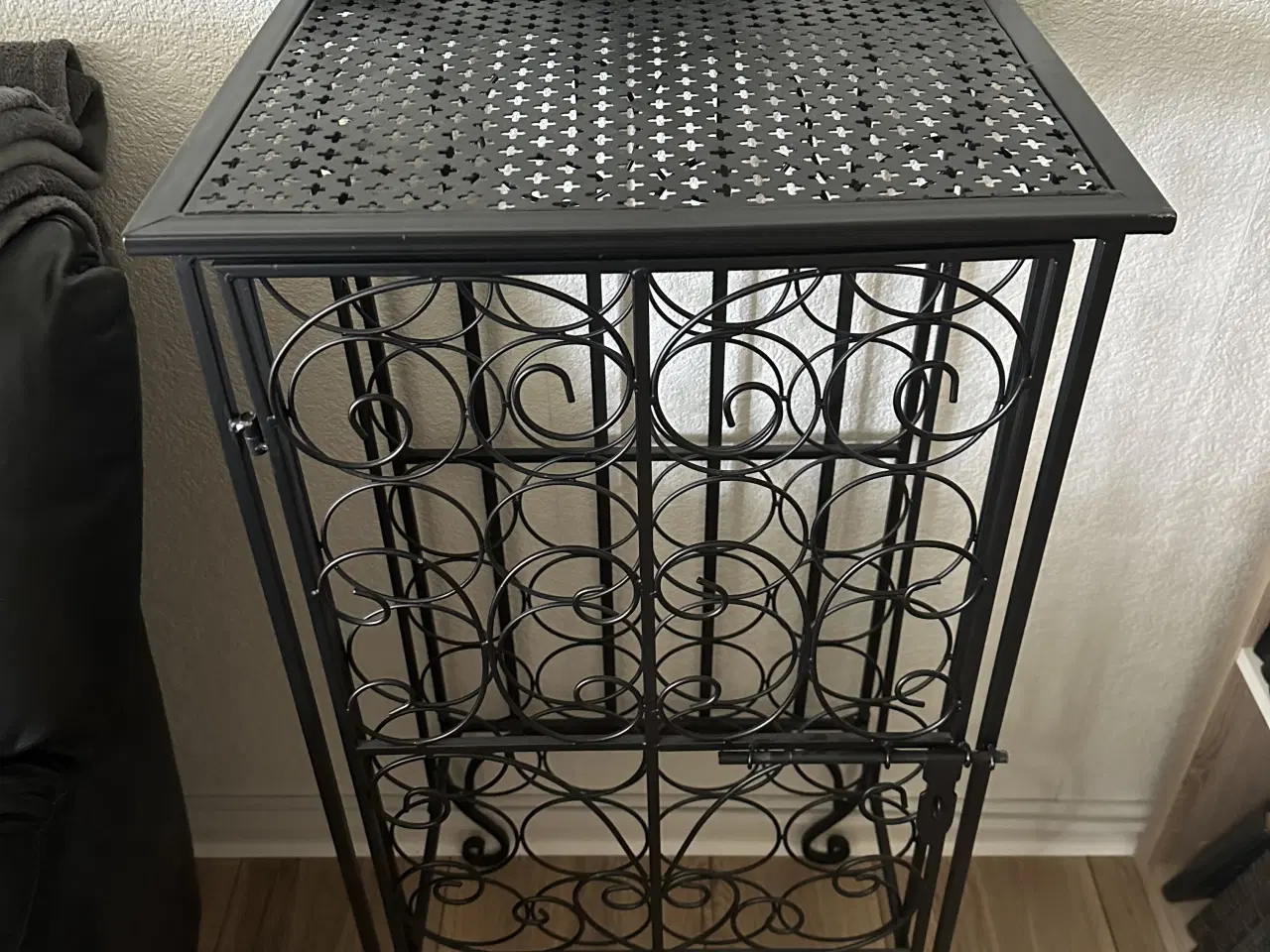 Billede 2 - Sort vinreol sælges